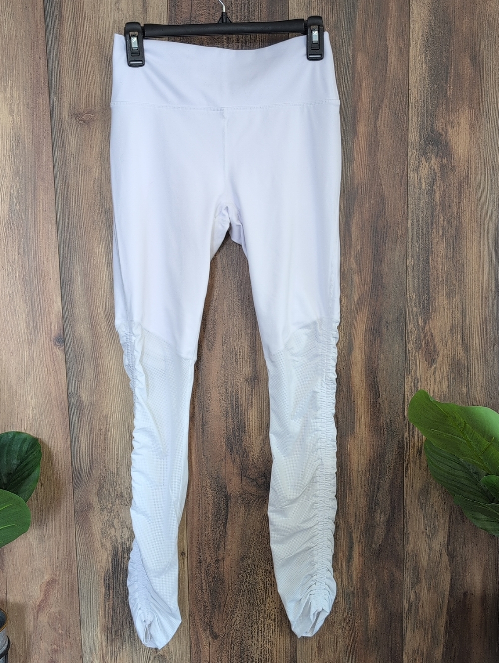Fabletics White Ruched Leggings L T194
